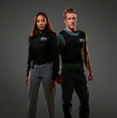 警戒第1季 2碟装 2023FOX最新动作犯罪惊悚剧集 